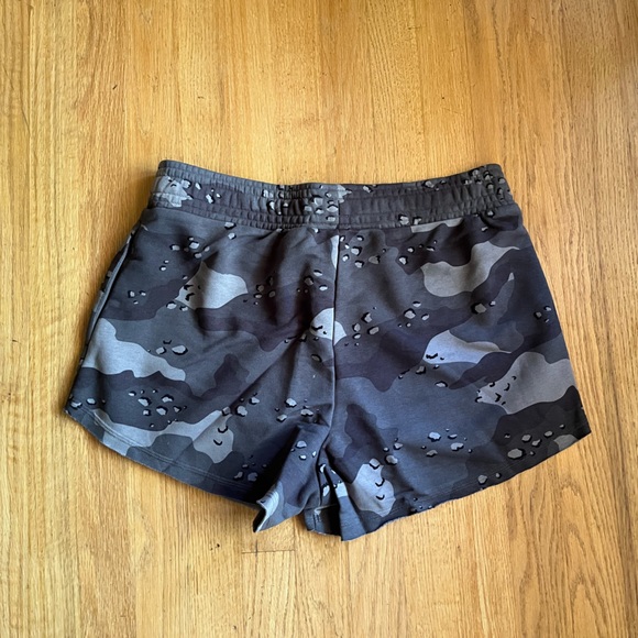 Gymshark Legacy 4” Shorts Small Pitch Grey NWT - Picture 2 of 3